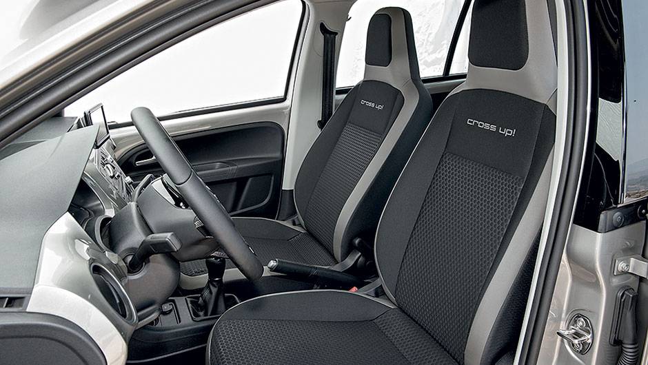 Os bancos t&ecirc;m revestimento exclusivo | <a href="https://quatrorodas.abril.com.br/carros/impressoes/vw-crossup-819589.shtml" target="_blank" rel="migration">Leia mais</a>