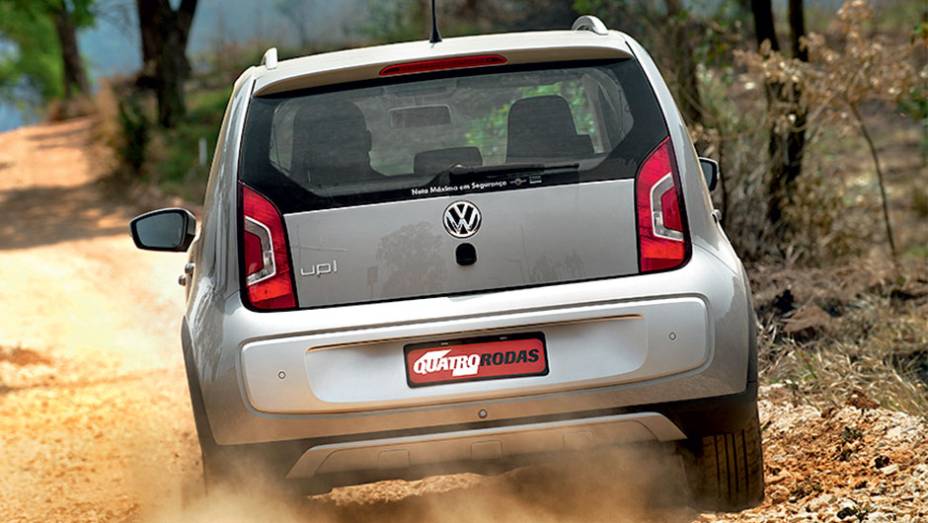 O estepe permanece do lado de dentro | <a href="http://quatrorodas.abril.com.br/carros/impressoes/vw-crossup-819589.shtml" target="_blank" rel="migration">Leia mais</a>