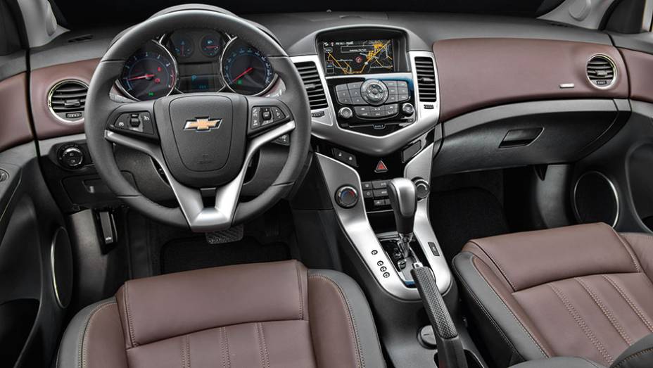 Revestimento de couro da cor Brown Storm é a única novidade no interior | <a href="https://quatrorodas.abril.com.br/carros/testes/chevrolet-cruze-2015-819958.shtml" target="_blank" rel="migration">Leia mais</a>