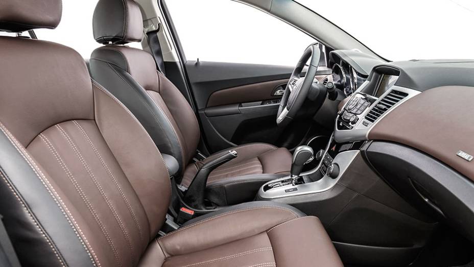 O espaço interno ainda é um dos pontos altos do Cruze, especialmente no banco traseiro | <a href="https://quatrorodas.abril.com.br/carros/testes/chevrolet-cruze-2015-819958.shtml" target="_blank" rel="migration">Leia mais</a>