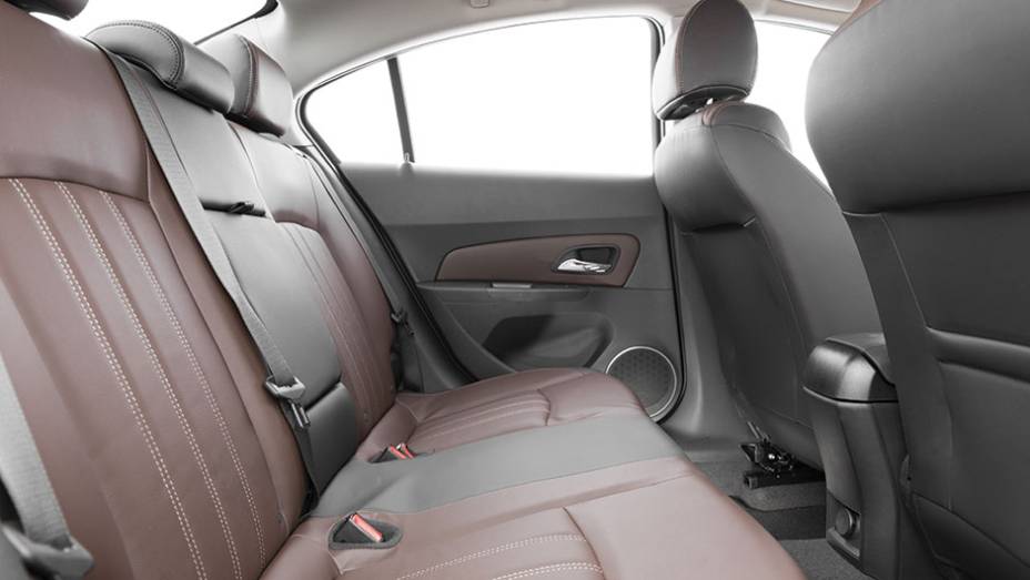 O espaço interno ainda é um dos pontos altos do Cruze, especialmente no banco traseiro | <a href="https://quatrorodas.abril.com.br/carros/testes/chevrolet-cruze-2015-819958.shtml" target="_blank" rel="migration">Leia mais</a>