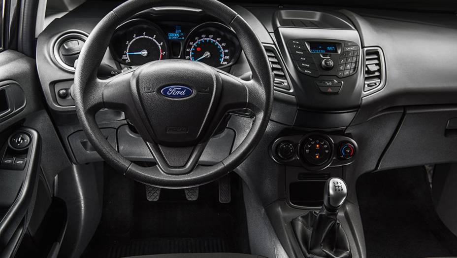 Mais simples, nada de volante com pintura de cromo fosco na cabine | <a href="https://quatrorodas.abril.com.br/carros/comparativos/fiesta-s-x-ka-se-820222.shtml" target="_blank" rel="migration">Leia mais</a>