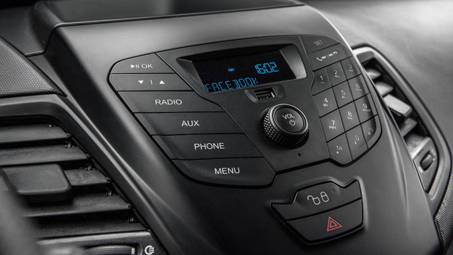 Porta USB fica no meio do rádio. Mas há direção elétrica e ar-condicionado | <a href="https://quatrorodas.abril.com.br/carros/comparativos/fiesta-s-x-ka-se-820222.shtml" target="_blank" rel="migration">Leia mais</a>