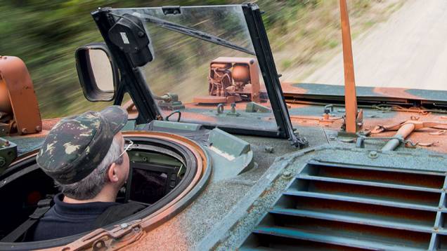 Nesta posição, o motorista dirige com o volante na altura dos olhos | <a href="https://quatrorodas.abril.com.br/carros/impressoes/guarani-819731.shtml" target="_blank" rel="migration">Leia mais</a>