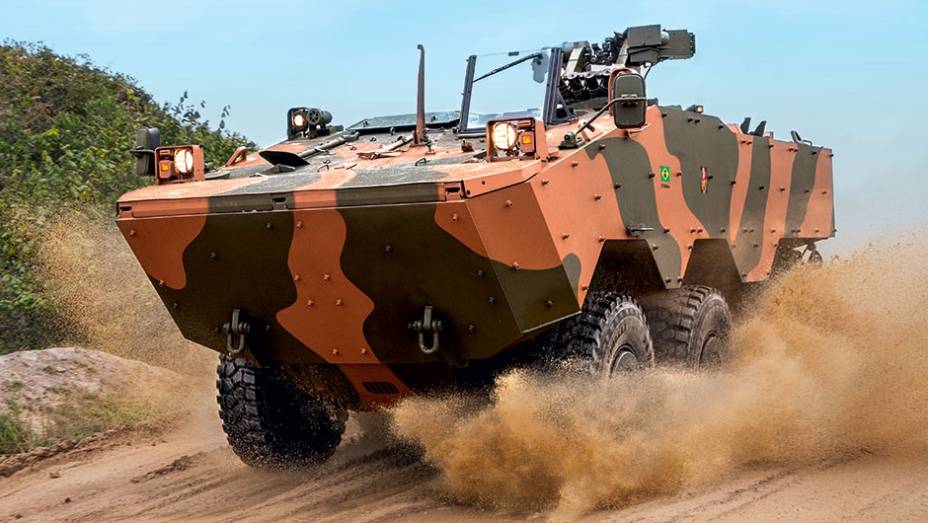 Blindado pode atingir 95 km/h de velocidade máxima | <a href="https://quatrorodas.abril.com.br/carros/impressoes/guarani-819731.shtml" target="_blank" rel="migration">Leia mais</a>