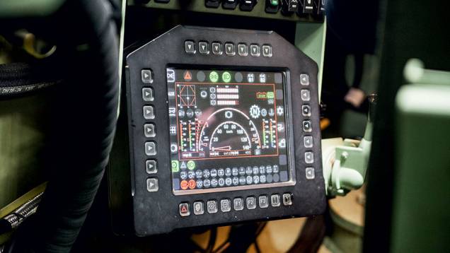 Visor principal, de 10 polegadas, concentra os comandos dos diversos sistemas | <a href="https://quatrorodas.abril.com.br/carros/impressoes/guarani-819731.shtml" target="_blank" rel="migration">Leia mais</a> Visor principal, de 10 polegadas, concentra os comandos dos diversos sistemas | <a href="https://quatrorodas.abril.com.br/carros/impressoes/guarani-819731.shtml" target="_blank" rel="migration">Leia mais</a>