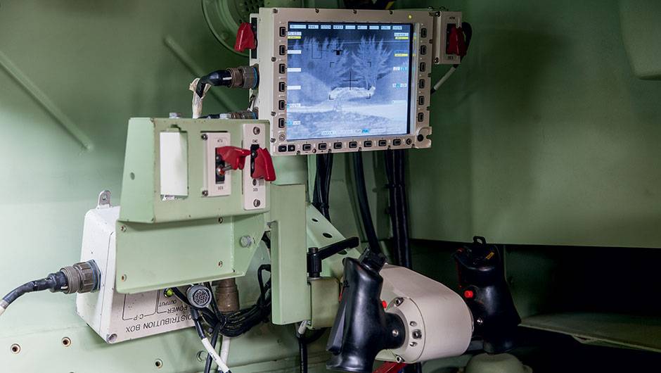 Tiros s&atilde;o disparados por joysticks | <a href="https://quatrorodas.abril.com.br/carros/impressoes/guarani-819731.shtml" target="_blank" rel="migration">Leia mais</a>