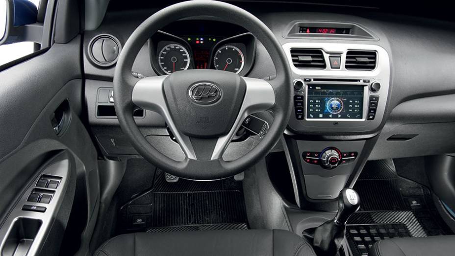 Cabine tem materiais baratos e encaixes ruins | <a href="http://quatrorodas.abril.com.br/carros/impressoes/lifan-530-819583.shtml" target="_blank" rel="migration">Leia mais</a>