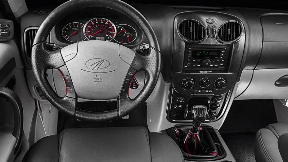 Bem-equipado, mas de acabamento simples | <a href="http://quatrorodas.abril.com.br/carros/impressoes/mahindra-m-v-819594.shtml" target="_blank" rel="migration">Leia mais</a>