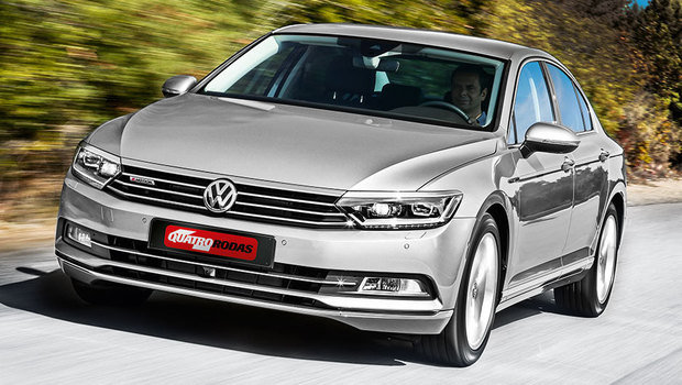 Grade e faróis afilados: menos esportividade, mais elegância | <a href="http://quatrorodas.abril.com.br//carros/impressoes/volkswagen-passat-819861.shtml" target="_blank" rel="migration">Leia mais</a>