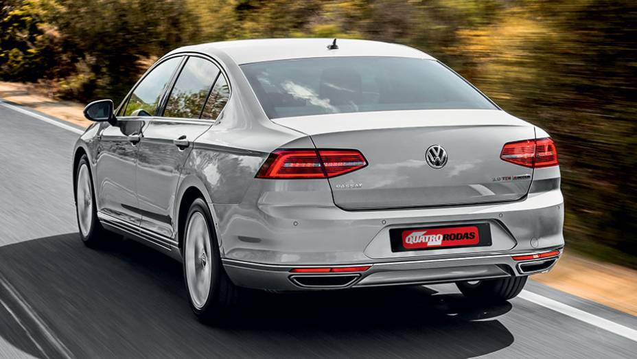 Frisos cromados reforçam a personalidade clássica do Passat | <a href="http://quatrorodas.abril.com.br//carros/impressoes/volkswagen-passat-819861.shtml" target="_blank" rel="migration">Leia mais</a>