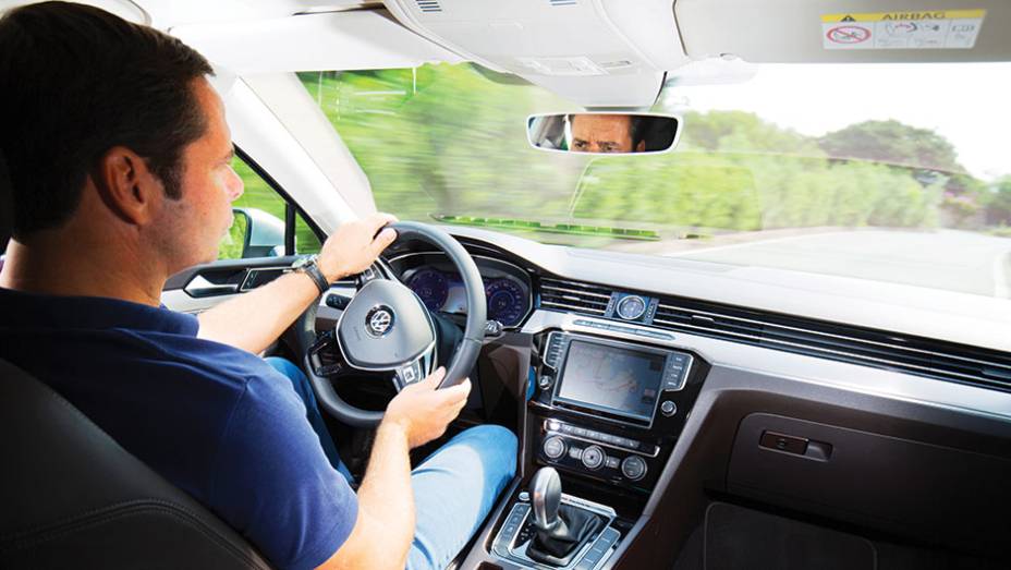 Difusores de ar aletados remetem à grade frontal | <a href="http://quatrorodas.abril.com.br//carros/impressoes/volkswagen-passat-819861.shtml" target="_blank" rel="migration">Leia mais</a>