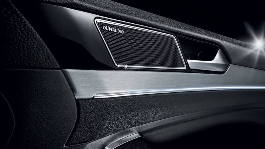 Cabine luxuosa: sistema de som premium e alumínio | <a href="http://quatrorodas.abril.com.br//carros/impressoes/volkswagen-passat-819861.shtml" target="_blank" rel="migration">Leia mais</a>