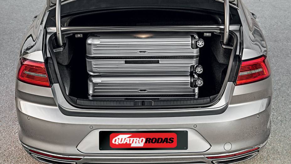 Dobradiças com alças roubam espaço no porta-malas | <a href="http://quatrorodas.abril.com.br//carros/impressoes/volkswagen-passat-819861.shtml" target="_blank" rel="migration">Leia mais</a>