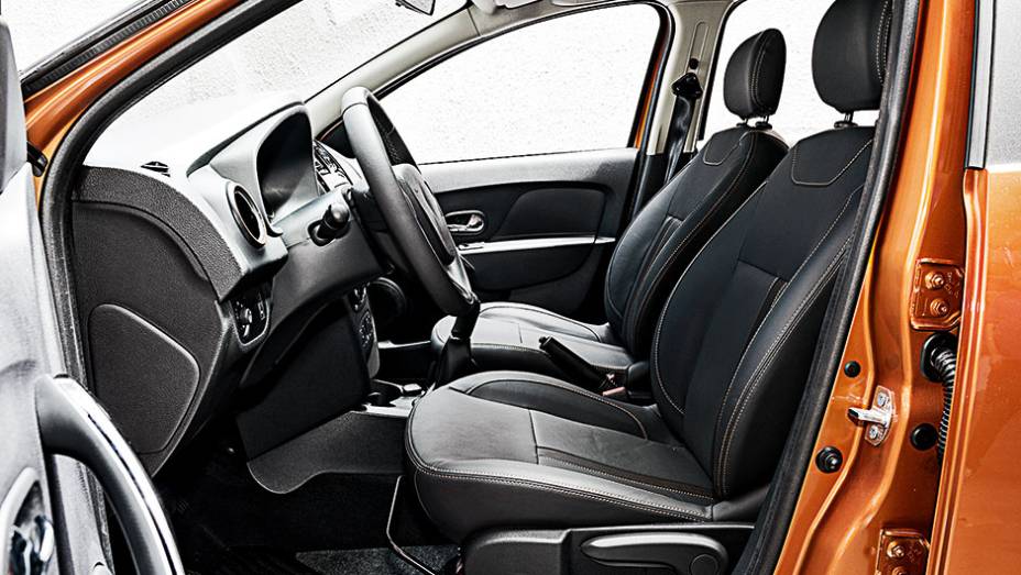 Espaço interno é bem maior que o de seus rivais, como CrossFox ou HB20X | <a href="https://quatrorodas.abril.com.br/carros/testes/renault-sandero-stepway-819954.shtml" target="_blank" rel="migration">Leia mais</a>