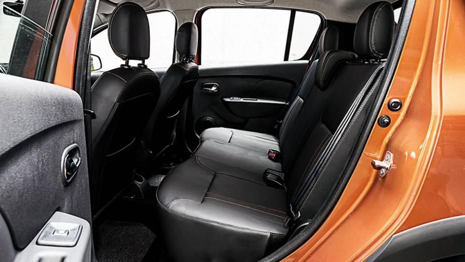 Espaço interno é bem maior que o de seus rivais, como CrossFox ou HB20X | <a href="https://quatrorodas.abril.com.br/carros/testes/renault-sandero-stepway-819954.shtml" target="_blank" rel="migration">Leia mais</a>