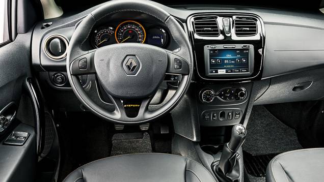 Detalhes laranja em saídas de ar, volante e instrumentos | <a href="https://quatrorodas.abril.com.br/carros/testes/renault-sandero-stepway-819954.shtml" target="_blank" rel="migration">Leia mais</a>