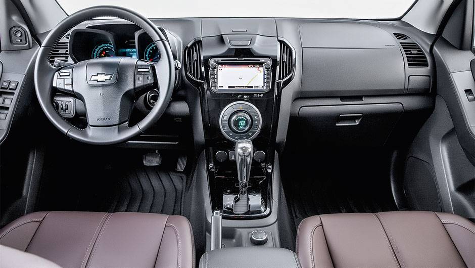 Vers&atilde;o &uacute;nica LTZ traz c&acirc;mbio autom&aacute;tico e 7 lugares | <a href="https://quatrorodas.abril.com.br/carros/testes/chevrolet-trailblazer-2015-819951.shtml" target="_blank" rel="migration">Leia mais</a>