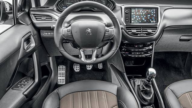 O 2008 aproveita o painel do modelo de base, o 208, e preserva suas qualidades, como a posição de dirigir e o estilo da carroceria | <a href="https://quatrorodas.abril.com.br/carros/impressoes/peugeot-2008-823780.shtml" target="_blank" rel="migration">Leia mais</a> O 2008 aproveita o painel do modelo de base, o 208, e preserva suas qualidades, como a posição de dirigir e o estilo da carroceria | <a href="https://quatrorodas.abril.com.br/carros/impressoes/peugeot-2008-823780.shtml" target="_blank" rel="migration">Leia mais</a>