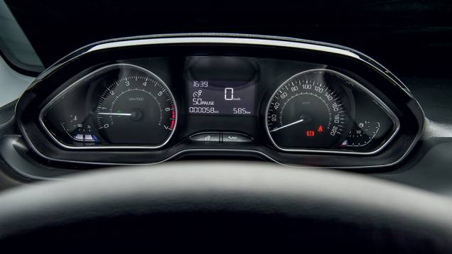 Quadro de instrumentos, também vindo do hatch, exibe dados do computador de bordo | <a href="https://quatrorodas.abril.com.br/carros/impressoes/peugeot-2008-823780.shtml" target="_blank" rel="migration">Leia mais</a> Quadro de instrumentos, também vindo do hatch, exibe dados do computador de bordo | <a href="https://quatrorodas.abril.com.br/carros/impressoes/peugeot-2008-823780.shtml" target="_blank" rel="migration">Leia mais</a>