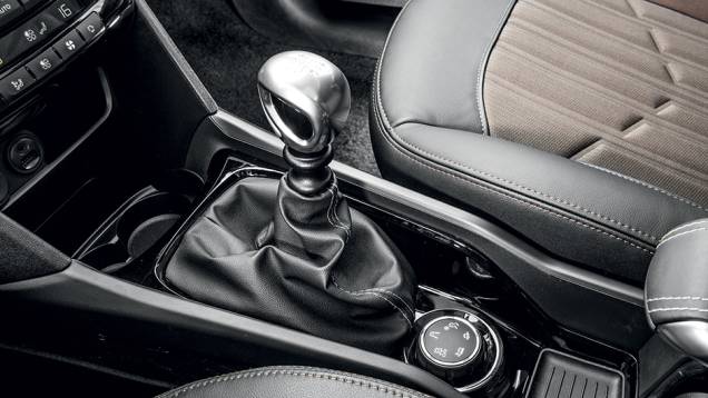 Design do pomo do câmbio é exclusivo do SUV, bem como o Grip Control | <a href="https://quatrorodas.abril.com.br/carros/impressoes/peugeot-2008-823780.shtml" target="_blank" rel="migration">Leia mais</a> Design do pomo do câmbio é exclusivo do SUV, bem como o Grip Control | <a href="https://quatrorodas.abril.com.br/carros/impressoes/peugeot-2008-823780.shtml" target="_blank" rel="migration">Leia mais</a>