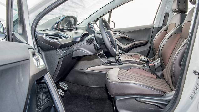 Assentos têm grafismos tridimensionais e revestimentos em dois tons | <a href="https://quatrorodas.abril.com.br/carros/impressoes/peugeot-2008-823780.shtml" target="_blank" rel="migration">Leia mais</a> Assentos têm grafismos tridimensionais e revestimentos em dois tons | <a href="https://quatrorodas.abril.com.br/carros/impressoes/peugeot-2008-823780.shtml" target="_blank" rel="migration">Leia mais</a>
