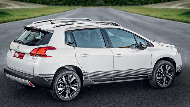 Aplique cromado fosco destaca a porta traseira | <a href="https://quatrorodas.abril.com.br/carros/impressoes/peugeot-2008-823780.shtml" target="_blank" rel="migration">Leia mais</a> Aplique cromado fosco destaca a porta traseira | <a href="https://quatrorodas.abril.com.br/carros/impressoes/peugeot-2008-823780.shtml" target="_blank" rel="migration">Leia mais</a>