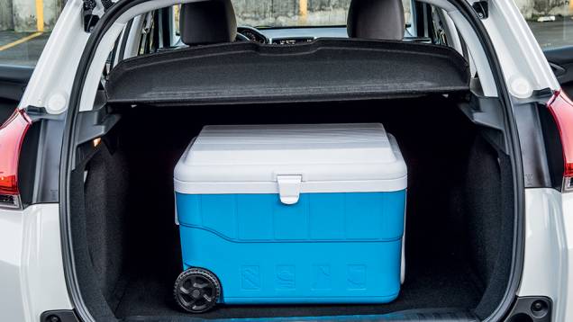 Porta-malas comporta 338 litros. Bancos são rebatíveis | <a href="https://quatrorodas.abril.com.br/carros/impressoes/peugeot-2008-823780.shtml" target="_blank" rel="migration">Leia mais</a> Porta-malas comporta 338 litros. Bancos são rebatíveis | <a href="https://quatrorodas.abril.com.br/carros/impressoes/peugeot-2008-823780.shtml" target="_blank" rel="migration">Leia mais</a>