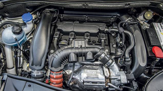2008 terá motor 1.6 THP com transmissão manual | <a href="https://quatrorodas.abril.com.br/carros/impressoes/peugeot-2008-823780.shtml" target="_blank" rel="migration">Leia mais</a> 2008 terá motor 1.6 THP com transmissão manual | <a href="https://quatrorodas.abril.com.br/carros/impressoes/peugeot-2008-823780.shtml" target="_blank" rel="migration">Leia mais</a>