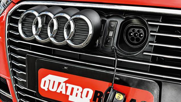 Tomada fica atrás pelo emblema dianteiro | <a href="https://quatrorodas.abril.com.br/carros/testes/audi-a3-sportback-e-tron-827200.shtml" target="_blank" rel="migration">Leia mais</a>