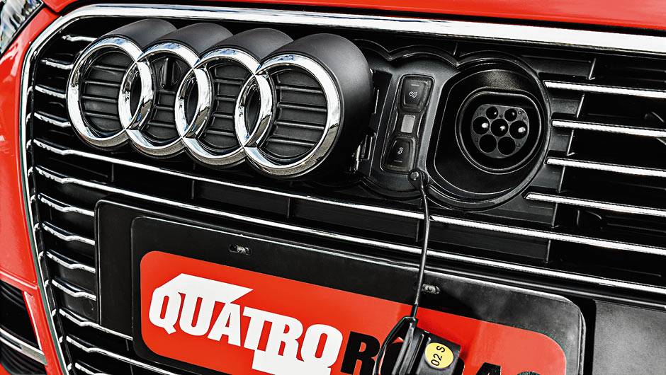 Tomada fica atr&aacute;s pelo emblema dianteiro | <a href="https://quatrorodas.abril.com.br/carros/testes/audi-a3-sportback-e-tron-827200.shtml" target="_blank" rel="migration">Leia mais</a>