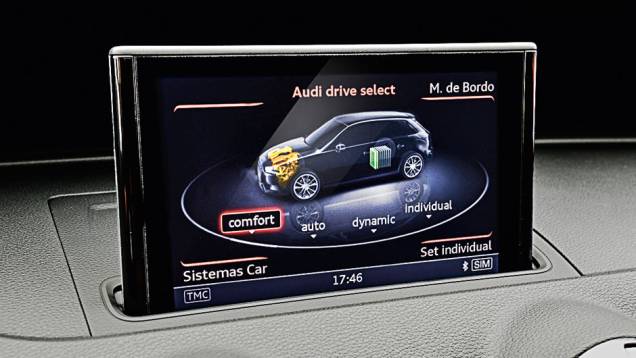 O sistema Drive Select ajusta o comportamento dinâmico | <a href="https://quatrorodas.abril.com.br/carros/testes/audi-a3-sportback-e-tron-827200.shtml" target="_blank" rel="migration">Leia mais</a>