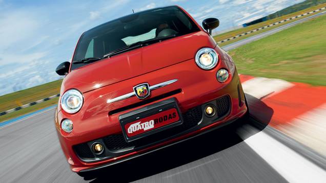 Fiat 500 Abarth: visual nervoso e 0 a 100 km/h em 6,9 segundos | <a href="https://quatrorodas.abril.com.br/carros/impressoes/fiat-500-abarth-821981.shtml" target="_blank" rel="migration">Leia mais</a>