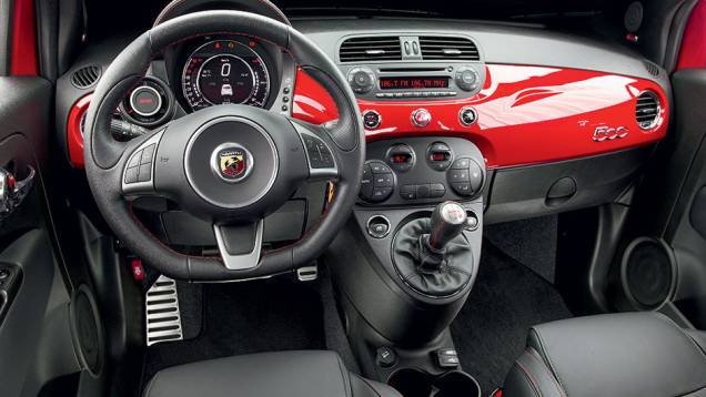 O logotipo da Fiat deu lugar ao escorpião da Abarth tanto no volante como em carroceria e motor | <a href="https://quatrorodas.abril.com.br/carros/impressoes/fiat-500-abarth-821981.shtml" target="_blank" rel="migration">Leia mais</a>