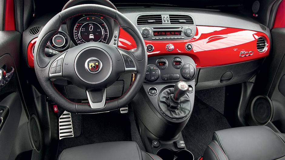 O logotipo da Fiat deu lugar ao escorpi&atilde;o da Abarth tanto no volante como em carroceria e motor | <a href="https://quatrorodas.abril.com.br/carros/impressoes/fiat-500-abarth-821981.shtml" target="_blank" rel="migration">Leia mais</a>