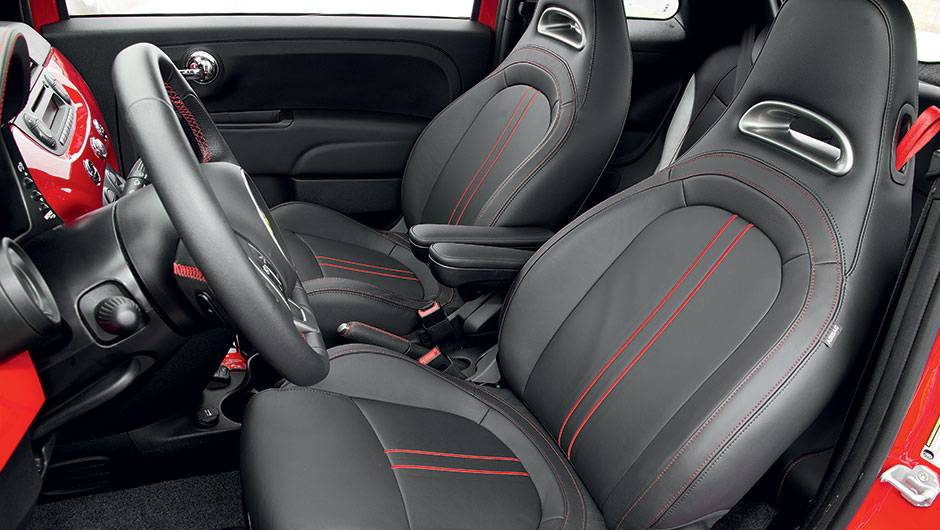 Bancos de couro exclusivos s&atilde;o de s&eacute;rie | <a href="https://quatrorodas.abril.com.br/carros/impressoes/fiat-500-abarth-821981.shtml" target="_blank" rel="migration">Leia mais</a>