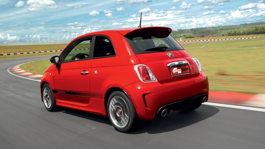 Faixa lateral, pinças vermelhas, dois escapes maiores, aerofólio e rodas aro 16: pronto para correr | <a href="https://quatrorodas.abril.com.br/carros/impressoes/fiat-500-abarth-821981.shtml" target="_blank" rel="migration">Leia mais</a>