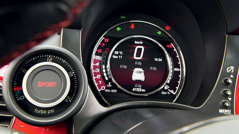 Medidor de press&atilde;o do turbo junto ao veloc&iacute;metro | <a href="https://quatrorodas.abril.com.br/carros/impressoes/fiat-500-abarth-821981.shtml" target="_blank" rel="migration">Leia mais</a>