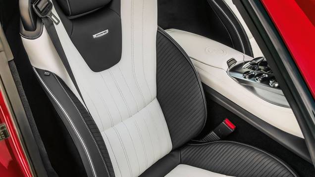 Bancos têm apoio lateral | <a href="https://quatrorodas.abril.com.br/carros/impressoes/mercedes-benz-amg-gt-822120.shtml" target="_blank" rel="migration">Leia mais</a> Bancos têm apoio lateral | <a href="https://quatrorodas.abril.com.br/carros/impressoes/mercedes-benz-amg-gt-822120.shtml" target="_blank" rel="migration">Leia mais</a>