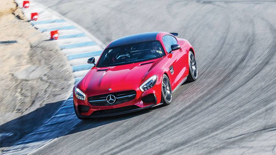 Motorista se sente seguro até nas curvas mais radicais, como a Saca-rolhas, em Laguna Seca | <a href="https://quatrorodas.abril.com.br/carros/impressoes/mercedes-benz-amg-gt-822120.shtml" target="_blank" rel="migration">Leia mais</a>