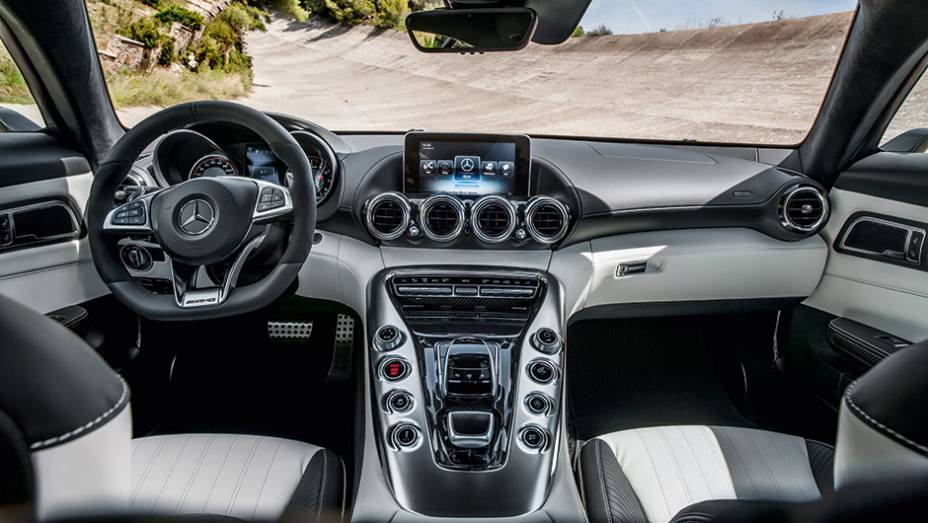 O console reúne o botão de partida e o mouse da central multimídia (LCD) | <a href="https://quatrorodas.abril.com.br/carros/impressoes/mercedes-benz-amg-gt-822120.shtml" target="_blank" rel="migration">Leia mais</a>