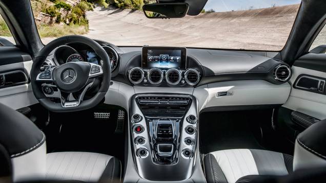 O console reúne o botão de partida e o mouse da central multimídia (LCD) | <a href="https://quatrorodas.abril.com.br/carros/impressoes/mercedes-benz-amg-gt-822120.shtml" target="_blank" rel="migration">Leia mais</a>