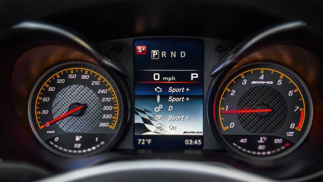 Visor exibe os ajustes selecionados pelo motorista | <a href="https://quatrorodas.abril.com.br/carros/impressoes/mercedes-benz-amg-gt-822120.shtml" target="_blank" rel="migration">Leia mais</a> Visor exibe os ajustes selecionados pelo motorista | <a href="https://quatrorodas.abril.com.br/carros/impressoes/mercedes-benz-amg-gt-822120.shtml" target="_blank" rel="migration">Leia mais</a>