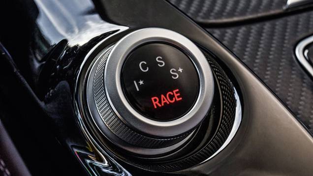 Seletor de comportamento dinâmico | <a href="https://quatrorodas.abril.com.br/carros/impressoes/mercedes-benz-amg-gt-822120.shtml" target="_blank" rel="migration">Leia mais</a> Seletor de comportamento dinâmico | <a href="https://quatrorodas.abril.com.br/carros/impressoes/mercedes-benz-amg-gt-822120.shtml" target="_blank" rel="migration">Leia mais</a>