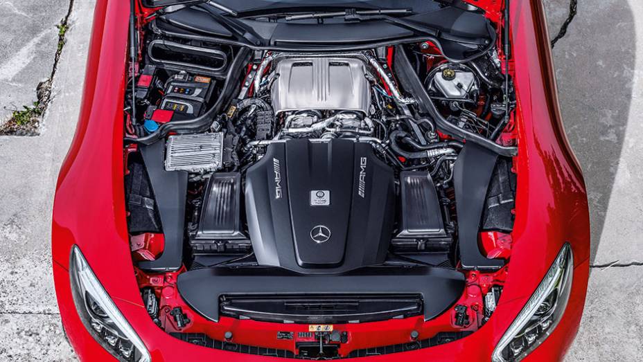 Motor V8 ocupa todo espaço na parte dianteira da carroceria | <a href="https://quatrorodas.abril.com.br/carros/impressoes/mercedes-benz-amg-gt-822120.shtml" target="_blank" rel="migration">Leia mais</a>