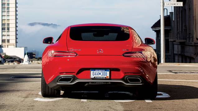 Na traseira, sobra espaço para o porta-malas com capacidade de 350 litros | <a href="https://quatrorodas.abril.com.br/carros/impressoes/mercedes-benz-amg-gt-822120.shtml" target="_blank" rel="migration">Leia mais</a> Na traseira, sobra espaço para o porta-malas com capacidade de 350 litros | <a href="https://quatrorodas.abril.com.br/carros/impressoes/mercedes-benz-amg-gt-822120.shtml" target="_blank" rel="migration">Leia mais</a>