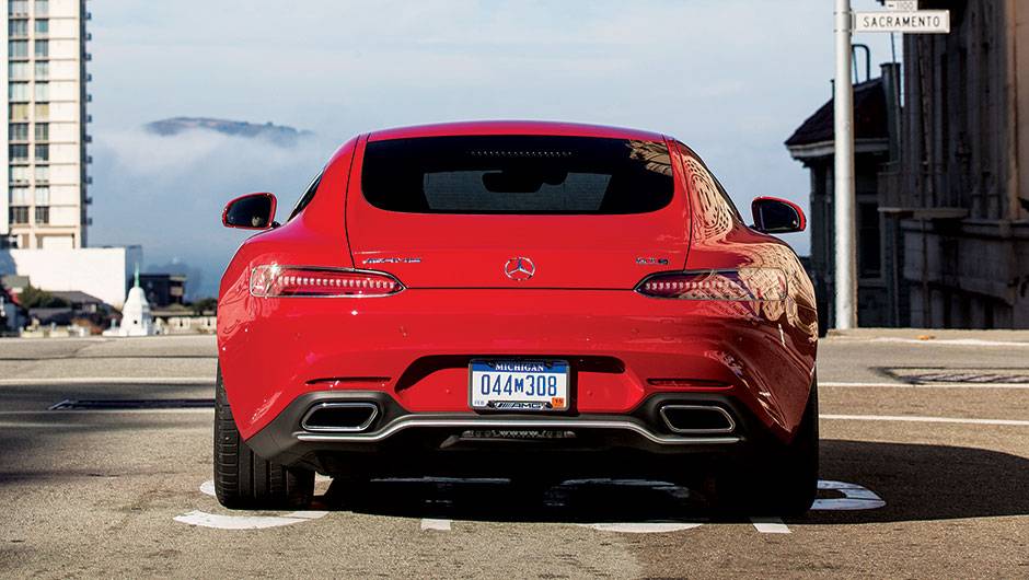 Na traseira, sobra espa&ccedil;o para o porta-malas com capacidade de 350 litros | <a href="https://quatrorodas.abril.com.br/carros/impressoes/mercedes-benz-amg-gt-822120.shtml" target="_blank" rel="migration">Leia mais</a>