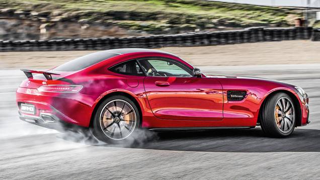 No modo Race, ESP permite derrapagens controladas | <a href="https://quatrorodas.abril.com.br/carros/impressoes/mercedes-benz-amg-gt-822120.shtml" target="_blank" rel="migration">Leia mais</a>