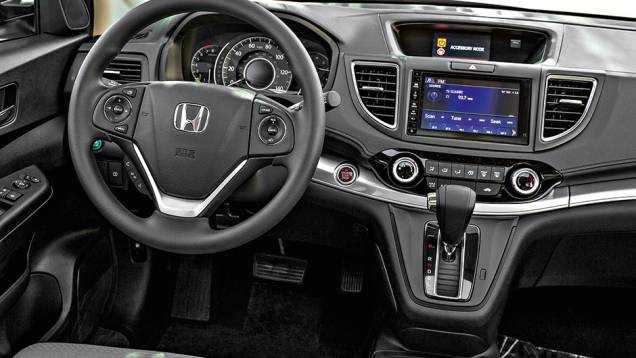 Quadro de instrumentos com desenho mais limpo e mais cromados no interior | <a href="https://quatrorodas.abril.com.br/carros/impressoes/honda-cr-v-823378.shtml" target="_blank" rel="migration">Leia mais</a>