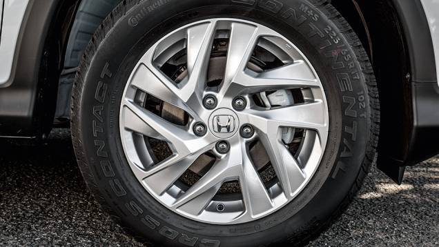 Rodas aro 17 têm novo desenho na linha 2015 | <a href="https://quatrorodas.abril.com.br/carros/impressoes/honda-cr-v-823378.shtml" target="_blank" rel="migration">Leia mais</a> Rodas aro 17 têm novo desenho na linha 2015 | <a href="https://quatrorodas.abril.com.br/carros/impressoes/honda-cr-v-823378.shtml" target="_blank" rel="migration">Leia mais</a>